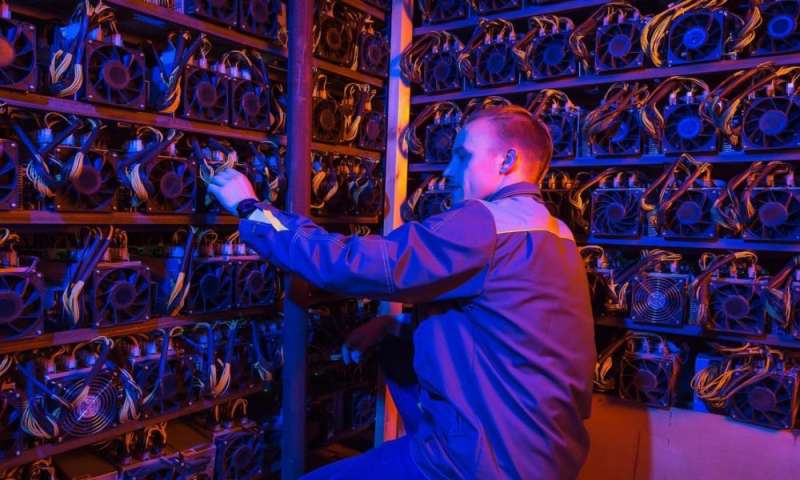 Майнеры финансируют переход к ИИ за счет продажи биткоинов