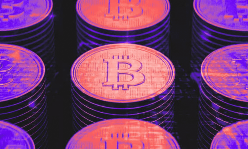 Биткоин подходит к праздничным выходным уязвимым из-за прекращения потоков средств на ETF и CME