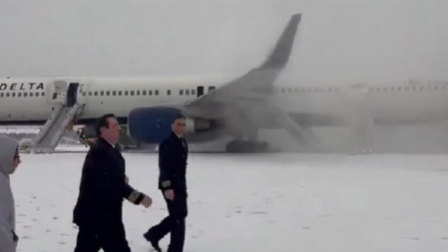 Двигатель самолета задымился на взлетной полосе в США: пассажиров экстренно эвакуировали